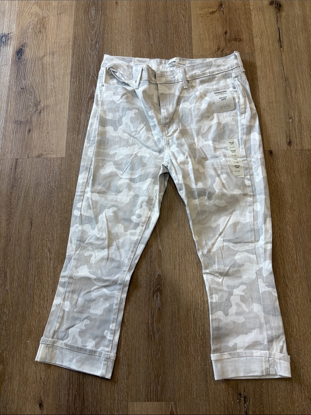 Levi signature Gold Cropped Camo Jeans